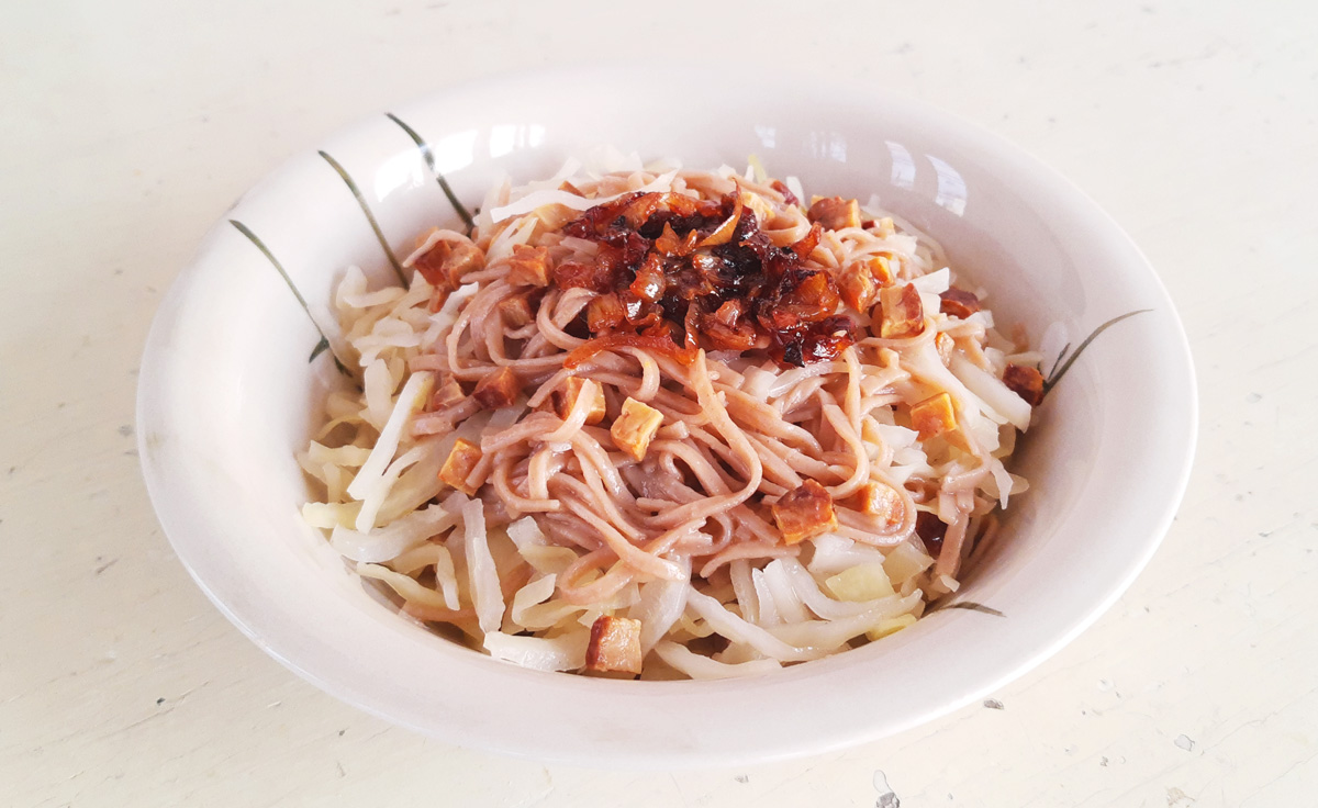 Soba rezance s tempehom a kyslou kapustou